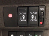 【両側パワースライドドア】両側がパワースライドドアになっており、運転席のスイッチやスマートキーでも開閉が可能です!開口部も広いので乗り降りも楽々♪