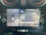 【アラウンドビューモニター】まるでクルマを真上から見下ろしたかのような視点で駐車をサポートします!クルマの斜め後ろや真横など、前後左右の4つのカメラの映像が合成されて、モニターに映し出されます。