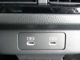 後席にも充電用USB(Type-C)が2つ装備されています