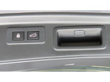 ”ボタンを押せば、リヤゲートが開閉するスイッチです。両手が荷物でふさがっていても、スイッチを押せば自動で動きます。”