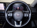 ハンドル左側にはオーディオ操作が出来るオーディオリモートコントロールスイッチ、右側にはHonda SENSINGとオートクルーズコントロールのスイッチを装備!