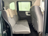 リアシートの座面を跳ね上げる事で室内を広々とした荷室としてお使いいただけます。背の高い荷物もすんなり収納できます。