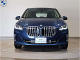 【キドニーグリル】BMWは約90年もの間、ほぼ全ての車両にひと目でBMWだと分かるこの特徴的なフロントグリルが備えられ、デザイン・アイコンとして親しまれてきました。
