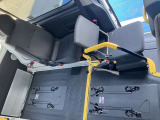 後部、補助シートで車いすの方とも近いので介護される方も安心です。
