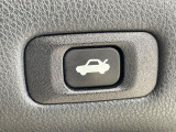 【パワーバックドア】スマートキーや運転席のボタンを押すだけでリアゲートが自動で開閉します!荷物を持っている時や、高い位置にあるバックドアを閉める際に便利な機能です♪