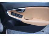 運転席ドアの全景です。キャビンを彩るすべてのものに、機能を形にした美しさが備わっています。