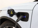 コンセントタイプ(3kW)やウォールボックスタイプ(6kW)の充電器を用いて、ご自宅で簡単充電。一般的な家庭用の200V交流充電ケーブルでは、約8時間で80%まで充電!1時間あたり7~14kmを走行できる電力を充電できます。