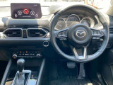 【運転席インテリアデザイン】左右対称のインテリアデザインでドライバーを包み込み運転に集中できるように設計されています。