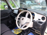 『1台』のお車に対して、3名体制で日々議論を重ね仕入れを行っております。