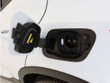急速充電器は、商業施設など外出先の公共の充電ステーションでご利用いただけます。CHAdeMOに対応し、短時間で急速充電!150kWの急速充電器を使用した場合、充電率10%から80%まで、約32分で充電できます。