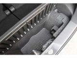 荷室下にも掘込式の収納スペースが。ボードを立てて背の高い荷物を載せることも可能です。