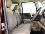 広い足元に肘掛けもついたゆったり座れるシートです。運転席と助手席の間が空いているため、助手席側への移動がスムーズです。交通量の多い道でも、助手席側から乗り降りができます。