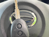 【キーレス】少し離れた場所からでもボタン一つでドアの開錠・施錠ができるのでとっても便利!ドアの鍵穴周りに傷をつけることもありません♪