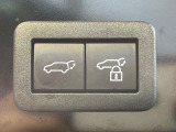 【パワーバックドア】スマートキーや運転席のボタンを押すだけでリアゲートが自動で開閉します!荷物を持っている時や、高い位置にあるバックドアを閉める際に便利な機能です♪