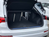 開口部が低く設定されているので、荷物の積み下ろしがスムーズに行えます。更に分割可倒式リアシートの採用でシートのバックレストを倒すと、大きく長い荷物も積み込めます。
