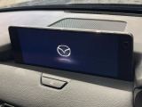 【12.3インチマツダコネクト】車内の雰囲気にマッチした大型ディスプレイ。スマホ接続でのナビ使用やBluetooth再生等、様々な機能が楽しめます。直感的なダイヤル操作が可能で、使い勝手も良好です。