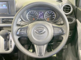 インテリアに合わせたデザインのステアリングは、運転される方のことも考え、運転しやすい形状、大きさです。是非一度、実際に触ってお確かめください。