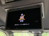 【14型有機ELフリップダウン】三列目からでも迫力のエンタメが観れる大画面フリップダウン。有機ELのモニターでは、一般的なフリップダウンよりも高コントラストでキレイな映像を楽しめます。