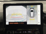 【パノラミックビューモニター】クルマを真上から見下ろした視点で駐車をサポートします!クルマの斜め後ろや真横など、いち早く障害物に気が付くことができます。