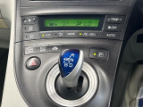 【オートエアコン】一度お好みの温度に設定すれば、車内の温度を検知し風量や温度を自動で調整。暑い…寒い…と何度もスイッチ操作をする必要はありません。快適な車内空間には必須の機能ですね♪