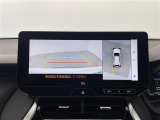 【パノラミックビューモニター&シースルービューモニター】クルマを真上から見下ろした視点で駐車をサポートします!クルマの斜め後ろや真横など、いち早く障害物に気が付くことができます。