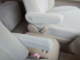 運転席と助手席の間には折りたたみ式のアームレストを備えております。使用しないときは収納しておけますので、運転の邪魔になる心配もありません!