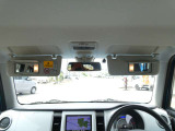 運転席にサンバイザー裏にはバニティミラーが備わっていますので、車の外に出る前にパパッと身だしなみをチェックすることができて便利ですよ♪