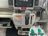 「オートエアコン」付き一年中快適な室内を提供!車内温度を設定すると、風量を自動で調節してくれます。