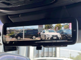 【デジタルルームミラー】車両後方カメラの映像をルームミラーに映すことが出来ます。 そのため、後席に人や荷物があって後方が見えづらい場合でもしっかり視界を確保することが出来ます。
