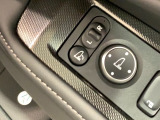 狭い駐車場で便利な電動格納ドアミラーが付いています。
