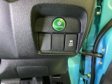 VSA装備車です。VSAはドライバーの操作と車の動きを見守っています。もし車の挙動が乱れたとき、4輪別々にブレーキをかけたり、エンジンパワーをしぼることによって車を安定させます。