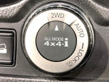 【オールモード4×4】2WD/4WDモードを手軽に切り替え可能。燃費重視の2WD、スタック時に役立つLOCK、AUTOモードでは4WDの配分を自動で調整し、路面状況を問わず安定した走りをサポート。
