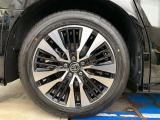 デザイン性にも優れた純正235/50R18インチのアルミホイールが装着されています。