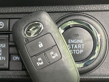 【キーフリーシステム】カバンやポケットに入れたままでもドアの施錠・解錠が可能なスマートキーを装備。エンジンのオン・オフ時もカギを取り出す必要が無いからとっても便利です♪
