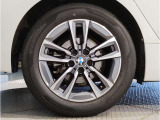 BMWの純正アロイホイールは軽量かつ強度にも優れているホイールで走行性能を引き上げる設計になっております。足元にもBMWは妥協がなくこだわっている個所になります。