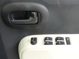 室内スイッチにてミラーの角度調整ができます、運転者さんが替わった時など便利な装備です。 またミラー格納のスイッチも装備しています。
