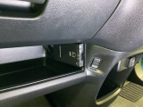 助手席前にはETCがついています。高速道路の料金所の通過も楽々です。 カードの取り出しもしやすい場所についています。