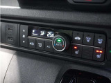 【オートエアコン】温度を設定すれば自動で快適な車内温度を保ちます。エアコン内部の高性能脱臭フィルターで車内のアレルゲンや花粉を除去。