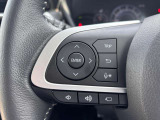 運転中でも音量調整やチャンネル変更がスムーズにできるステアリングスイッチ付き♪