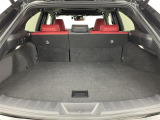 【トランク】積み込みやすくて、たっぷり積める荷室です。シートアレンジできるものは、乗車人数と荷物の量や大きさによってシートを動かすことができるので、より快適なドライブが可能です!