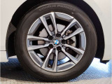 BMWの純正アロイホイールは軽量かつ強度にも優れているホイールで走行性能を引き上げる設計になっております。足元にもBMWは妥協がなくこだわっている個所になります。