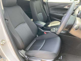 ブラックで洗練されたデザインの運転席回りです♪