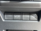 【パワーバックドア】スマートキーや運転席のボタンを押すだけでリアゲートが自動で開閉します!荷物を持っている時や、高い位置にあるバックドアを閉める際に便利な機能です♪