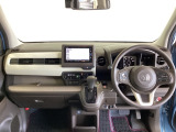 車内は光触媒抗菌消臭施工済です。スタイリッシュなデザインで暖かみのあるインパネ周りを演出します。グローブボックスやカップホルダーのほかにトレーなどたくさんの収納スペースが装備されています。