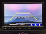 【バックカメラ】運転が苦手な方も車庫入れラクラクです!ギアをリバースに入れれば自動的に切り換わりますので、面倒な操作は不要です♪狭い駐車場もお車を傷つけず安心ですね!