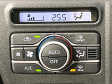 【オートエアコン】一度お好みの温度に設定すれば、車内の温度を検知し風量や温度を自動で調整。暑い…寒い…と何度もスイッチ操作をする必要はありません。快適な車内空間には必須の機能ですね♪