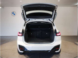 BMWではスペアタイヤが非搭載となるため、スペースは拡大されており、収納スペースとして利用可能。トランクの下にも収納スペースがあり、意外と役に立つスペースでございます。
