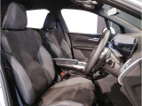 【コックピットシート】BMW車の主役席。車体中央にくる様に配置し車両重心とが一致する事でドライバーと車との一体感あるドライビングを実現。人間工学に基づき形成した形状が長時間のドライブ疲労も軽減します!