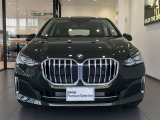 【BMWの伝統-1】BMWの特徴的な“キドニーグリル”は、80年以上続く伝統の形でございます。変わらないこだわりのデザインが、プレミアムブランド“BMW”を創り出します。