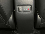 アームレスト後ろにはUSBソケットを装備!後席でも携帯を充電することができます!